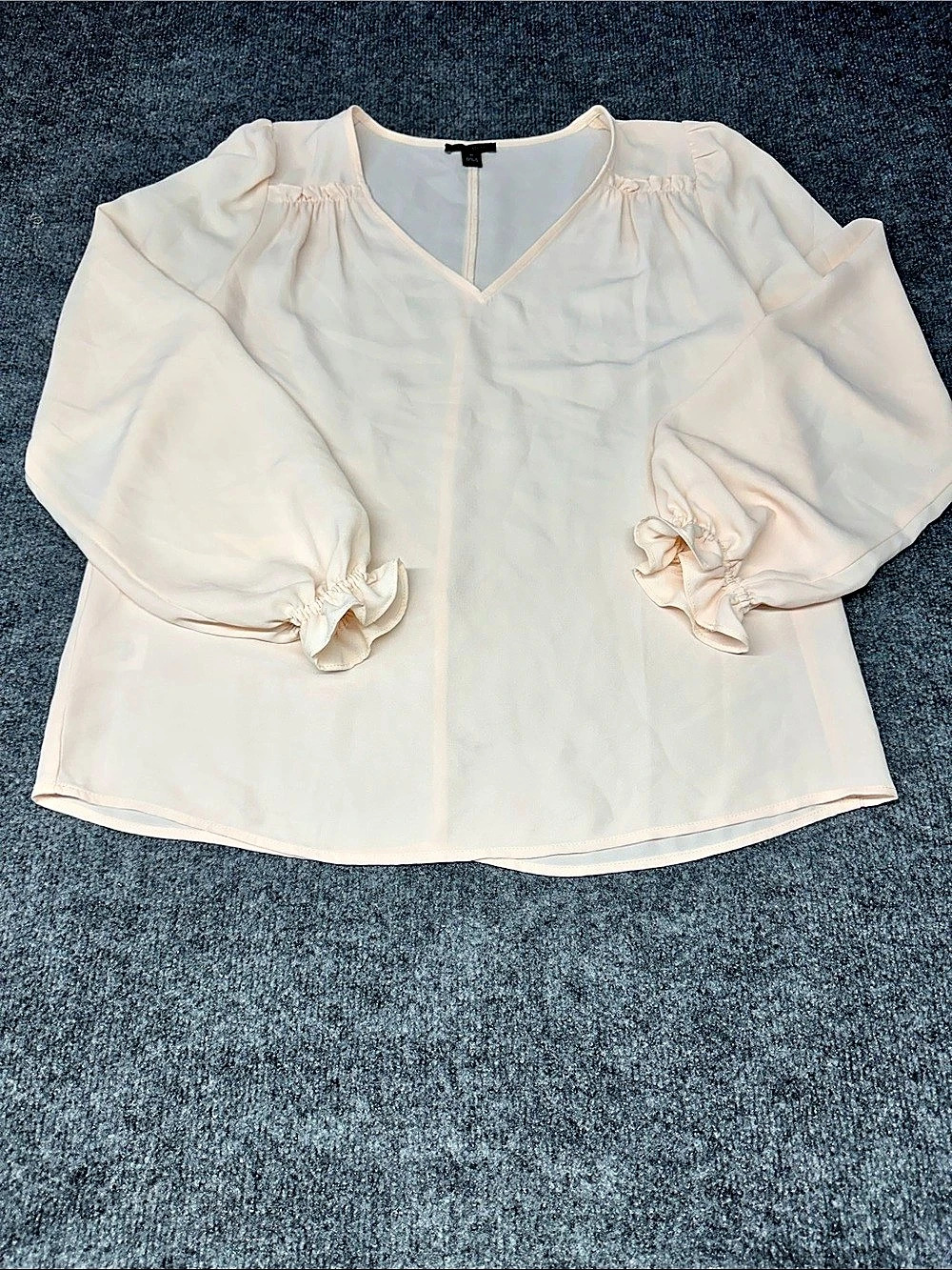 Ann Taylor Factory V-Neck Blouse in Cream Size XS Like New